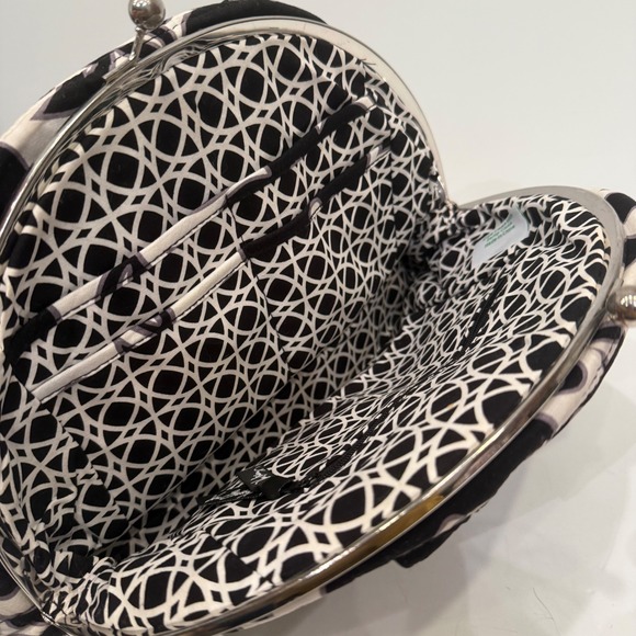 Vera Bradley Night and Day Quilted Cotton Kiss Lock Frame Bag Black White Floral - Picture 4 of 6